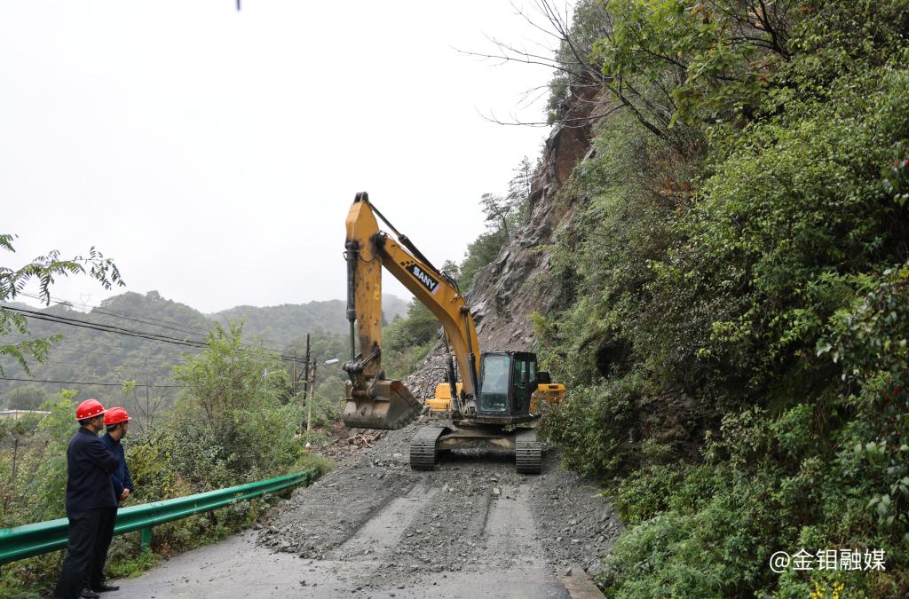 20251012-严平深入金堆矿区指导防汛工作强调:筑牢安全堤坝 守护民生温度 (1)(1).jpg 20251012-严平深入金堆矿区指导防汛工作强调:筑牢安全堤坝 守护民生温度 (1)(1).jpg