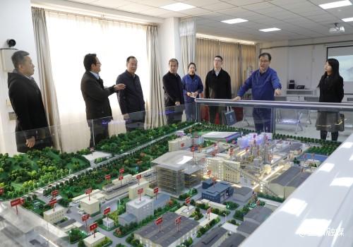 20231116-考核验收组在企业文化展厅听取汇报.JPG
