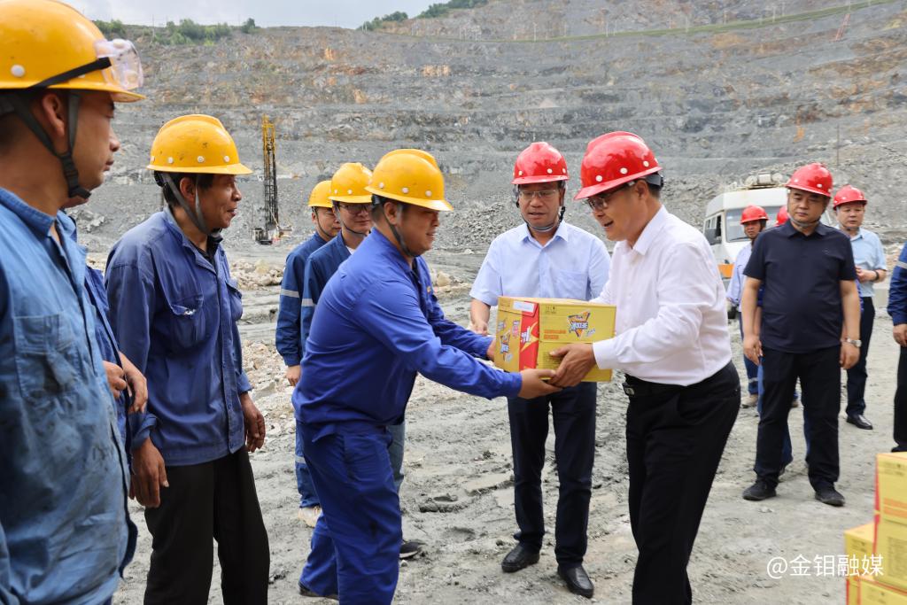 20230801-高温酷暑送清凉 华州区区长高波涛一行到矿山分公司慰问一线职工 (2).JPG 20230801-高温酷暑送清凉 华州区区长高波涛一行到矿山分公司慰问一线职工 (2).JPG