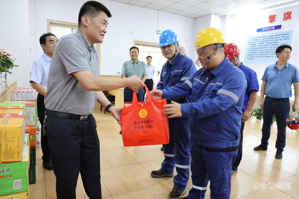20230711-陕西有色金属集团党委副书记、董事、工会主席王小庆深入金钼集团“送清凉” (6).JPG