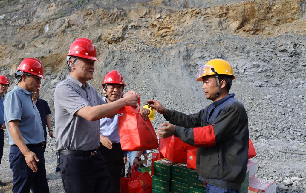 20230711-陕西有色金属集团党委副书记、董事、工会主席王小庆深入金钼集团“送清凉” (1).JPG