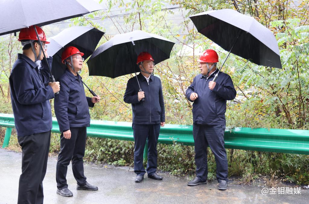 20251012-严平深入金堆矿区指导防汛工作强调:筑牢安全堤坝 守护民生温度 (2)(1).jpg