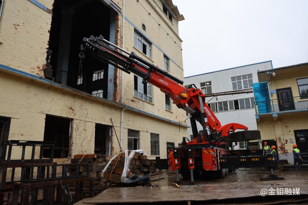 20251012-严平深入金堆矿区指导防汛工作强调:筑牢安全堤坝 守护民生温度 (5).JPG