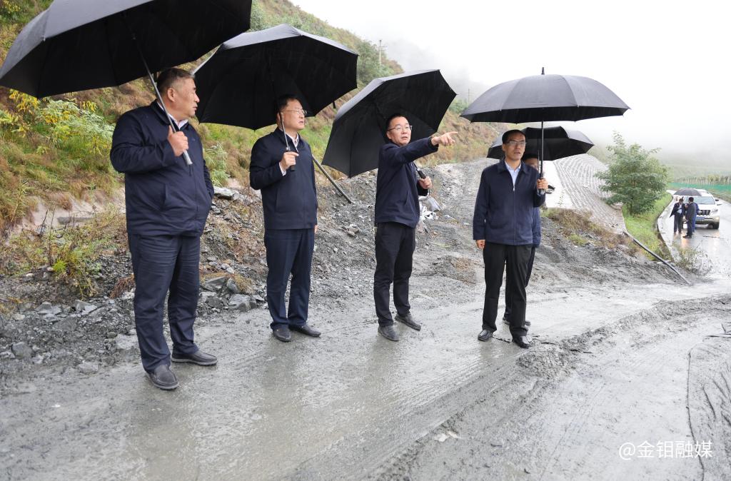 20251012-严平深入金堆矿区指导防汛工作强调:筑牢安全堤坝 守护民生温度 (3)(1).jpg