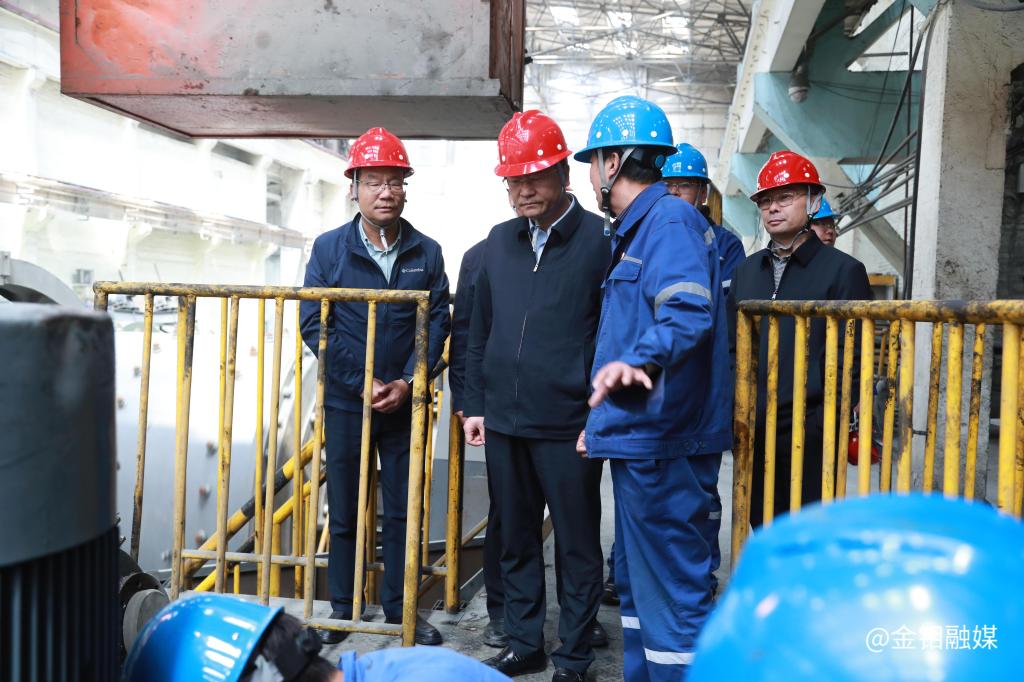 20240502-严平看望慰问坚守一线的矿山分公司干部职工 (2).JPG