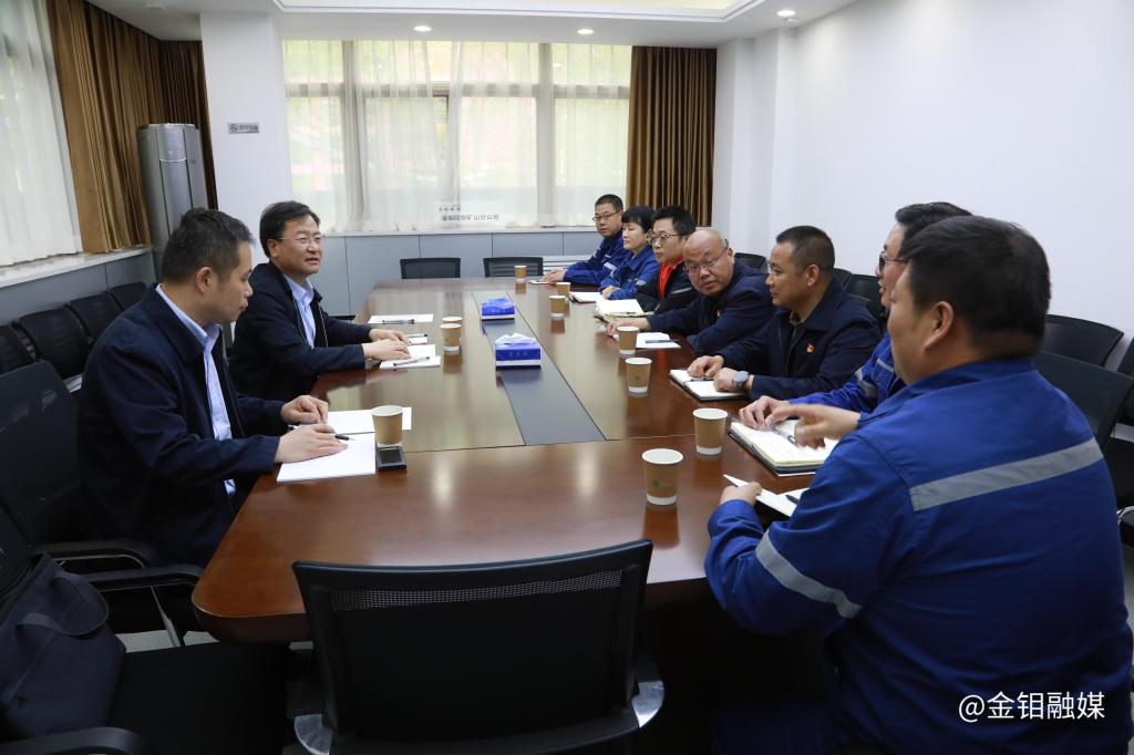 20240502-严平看望慰问坚守一线的矿山分公司干部职工 (4).JPG