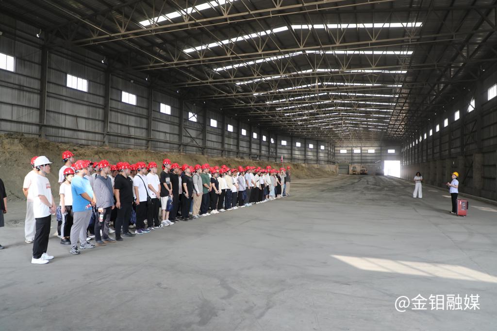20250717--新起点+新力量:2025年新入职大学生深入金钼股份物流分公司探访钼业脉动+(5).JPG