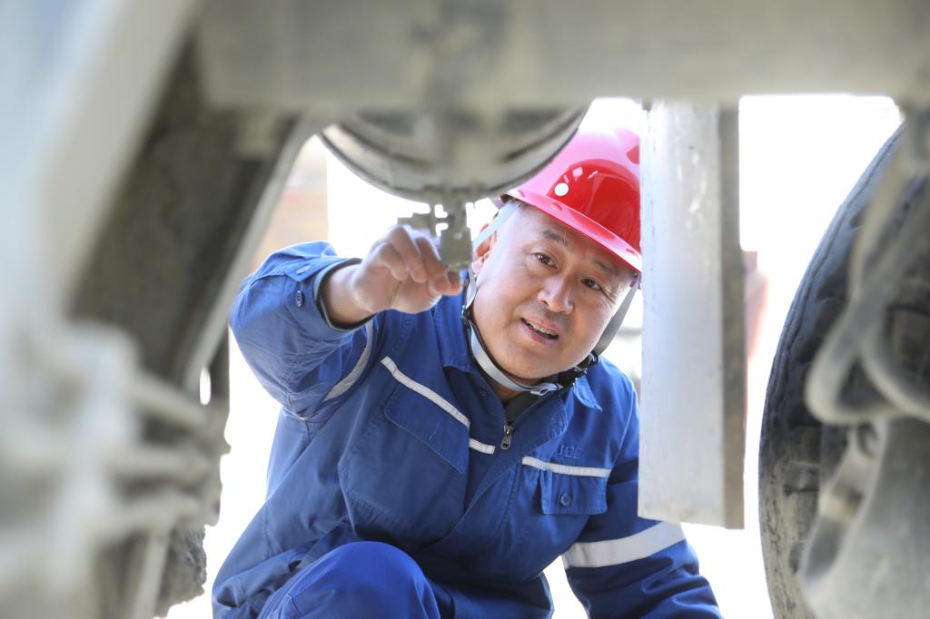 20250317-李军德:吊车生涯的坚守与担当 (1).JPG