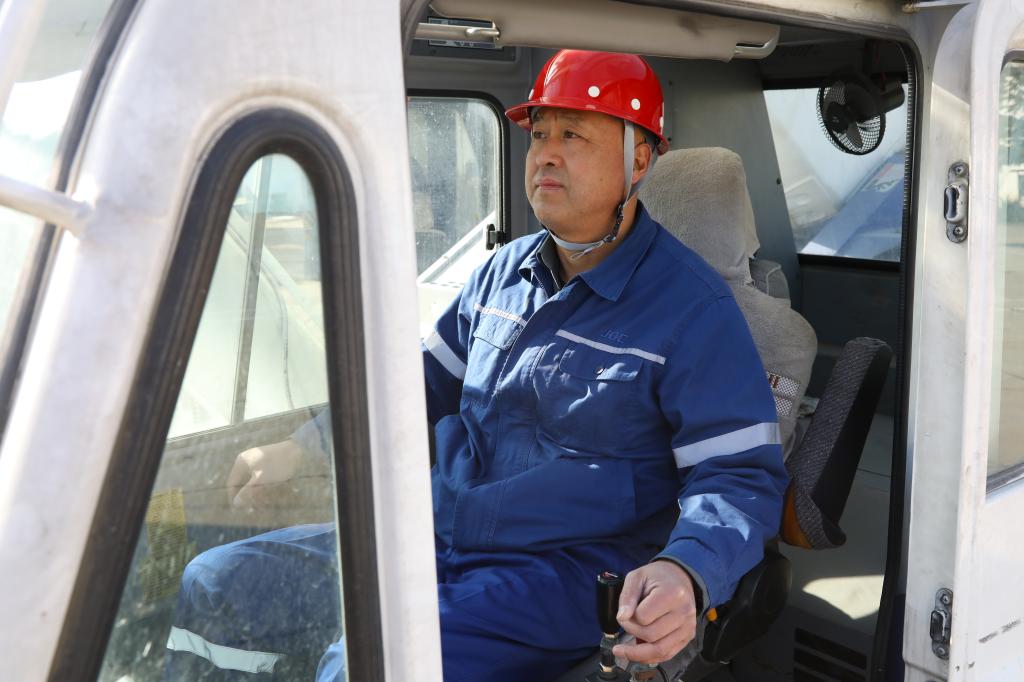 20250317-李军德:吊车生涯的坚守与担当 (3).JPG