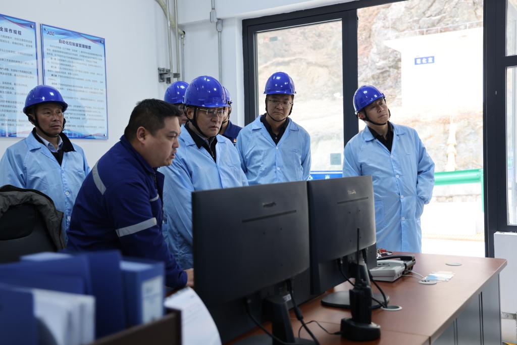 20250312-严平在金钼股份矿山分公司强调:以“时时放心不下”的心态 确保安全生产形势稳定向好 (2).JPG