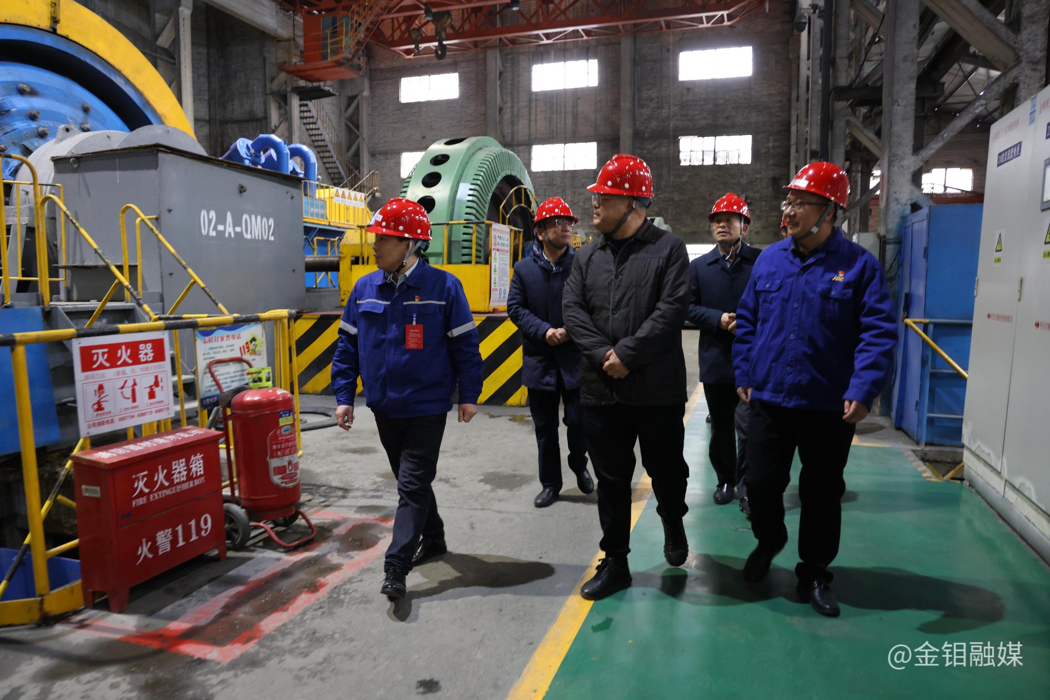 20221206-柳晓峰在矿山二区查看球磨机运转情况.JPG