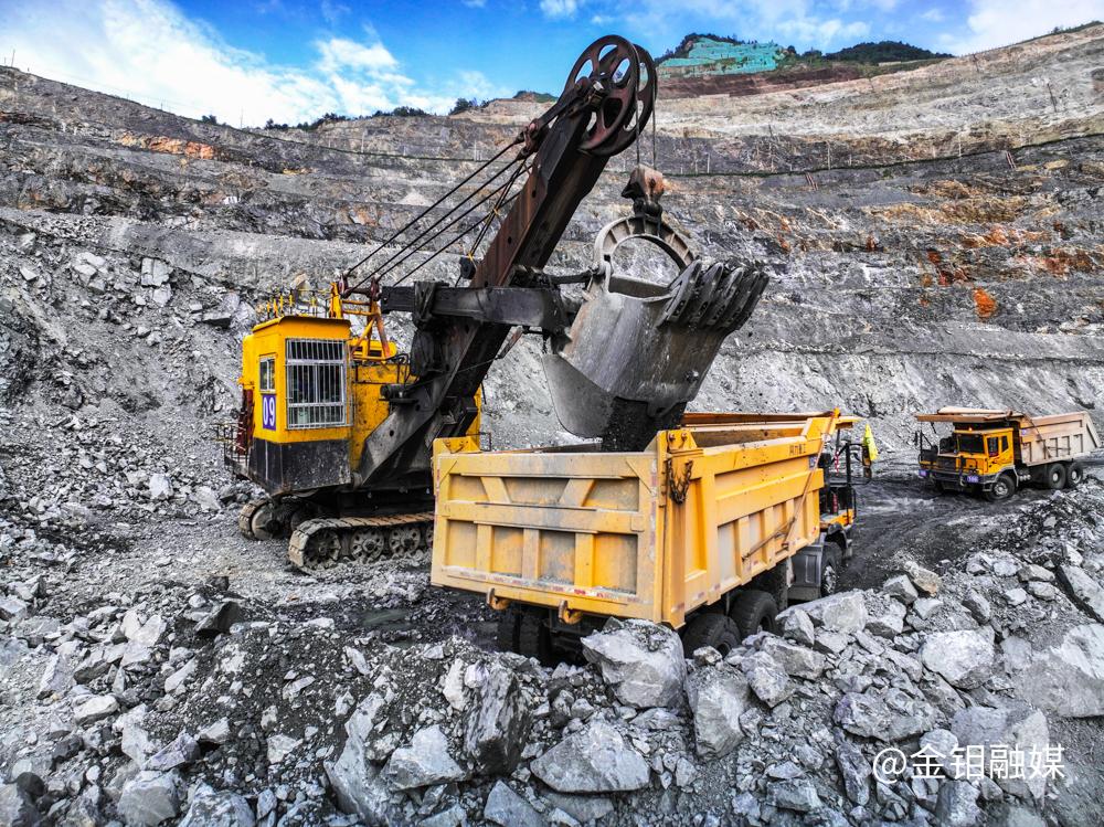 20250825-采矿运输忙.jpg
