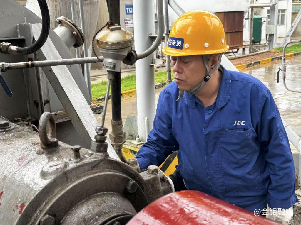 20250522-金钼股份化学分公司生产一区检修班组,处理阀门故障 (2).jpg