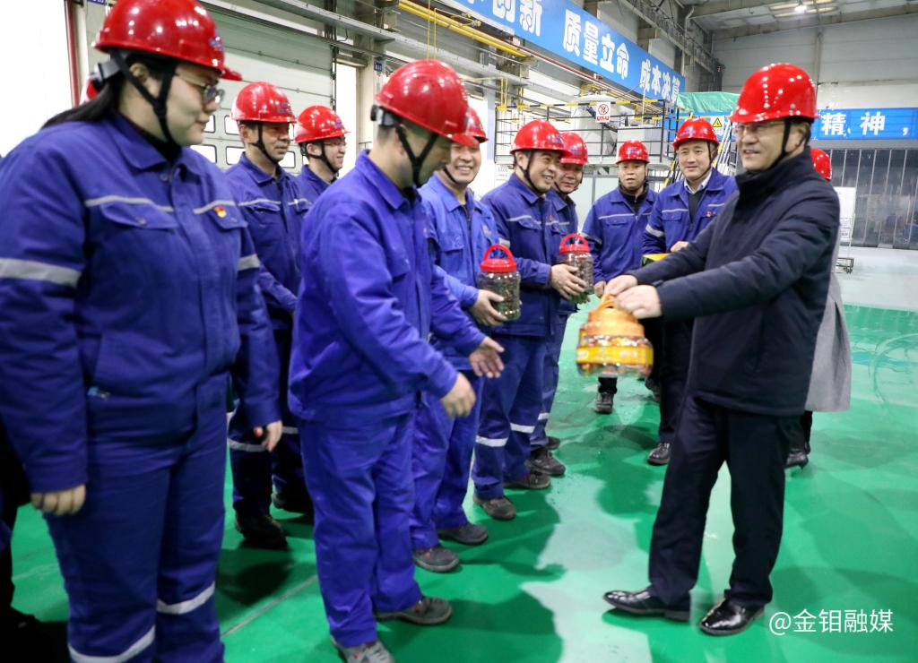 20240209-新春送暖!公司党委书记、董事长严平一行到金属分公司看望慰问一线职工2