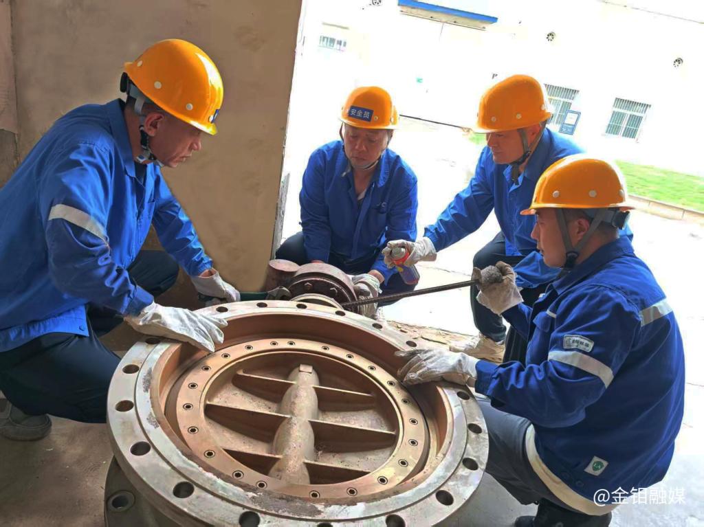 20250522-金钼股份化学分公司生产一区检修班组,处理阀门故障 (1).jpg