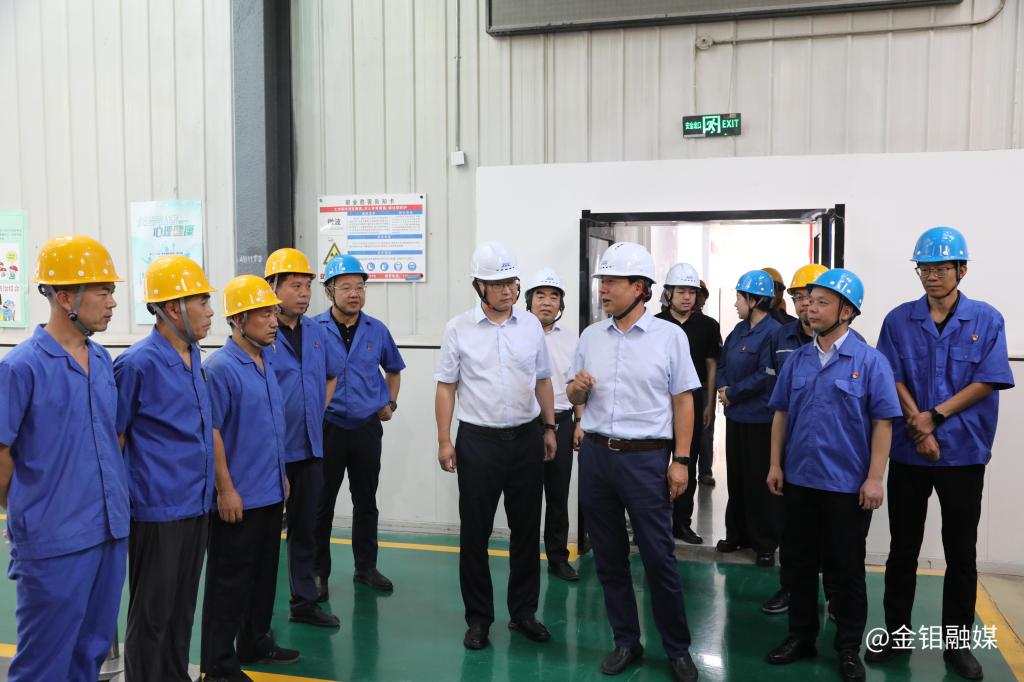 20250729-陕西有色金属集团工会常务副主席张继祥到金钼股份化学分公司“送清凉” (1).JPG