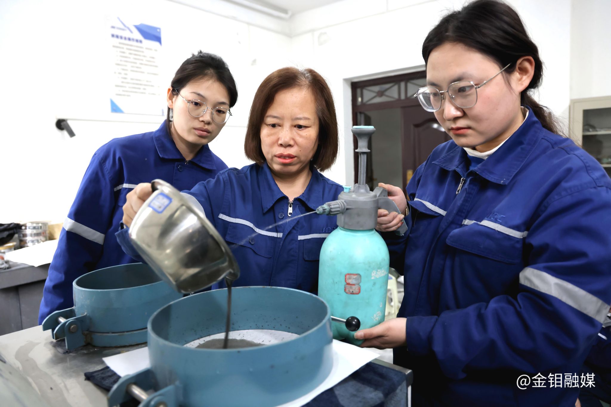 20260312-“全国三八红旗手”王金玮:选矿战线上的“技术尖兵” (4).jpg