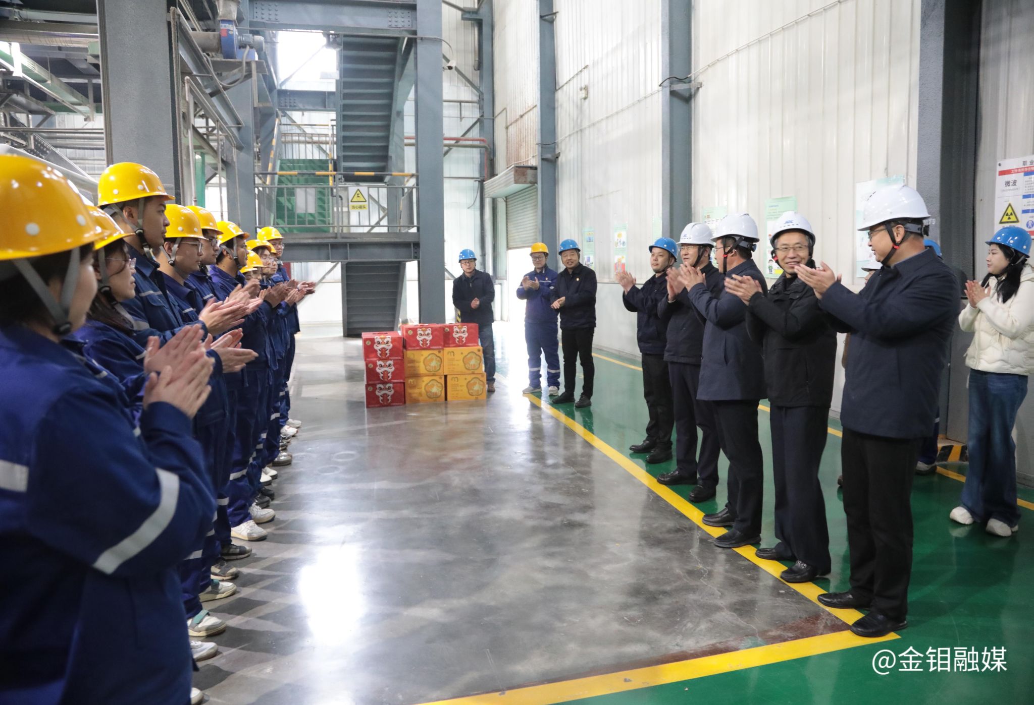 20260130-渭南市人大常委会副主任、市总工会主席薛清军走访慰问金钼集团金钼股份化学分公司 (2).jpg