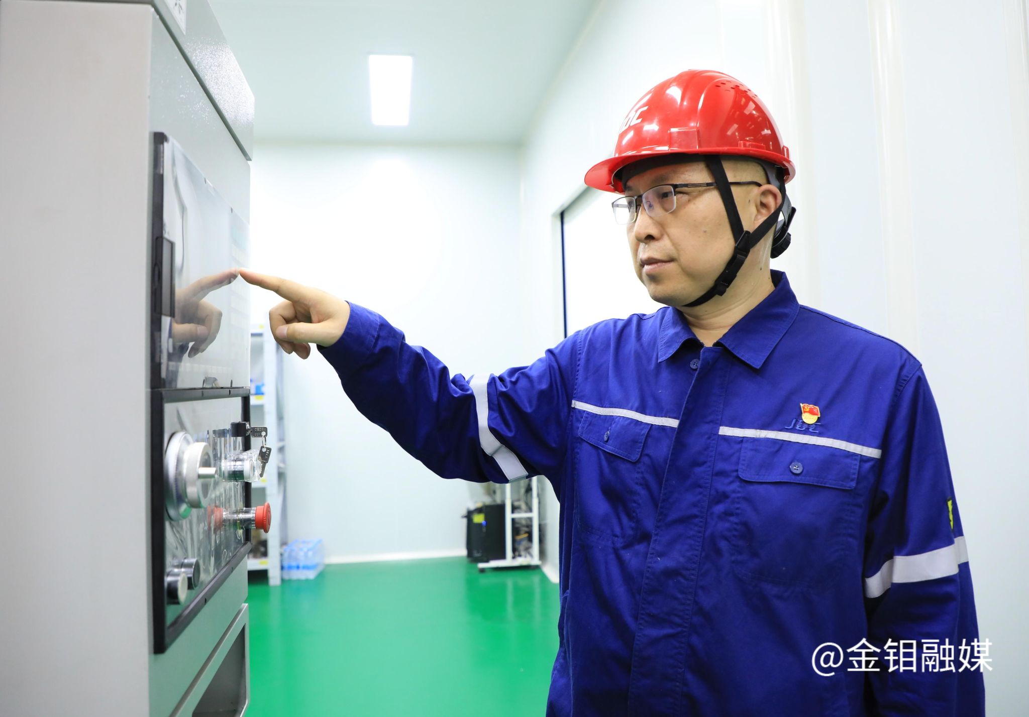 20260730-惠保卫在校准设备运行参数.jpg