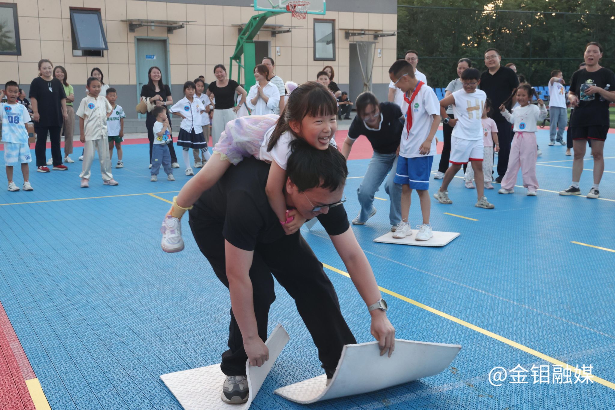 20260601-亲子搭桥过河.JPG